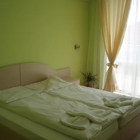 Niki House בית הארחה