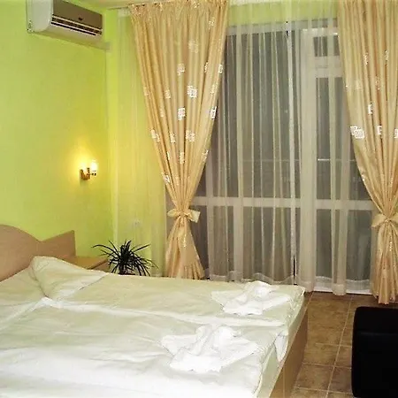 Niki House בית הארחה *